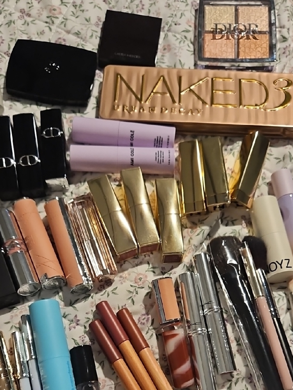 Large Lot Of Highend Cosmetics - Picture 4 of 9